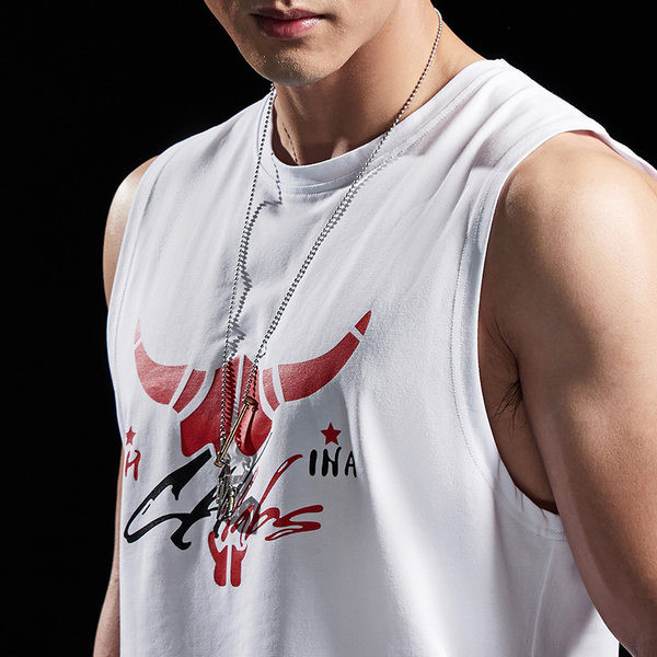 Férfi felső ovális nyakkivágással és mintával