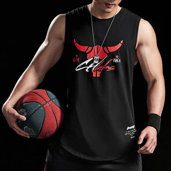 Férfi felső ovális nyakkivágással és mintával