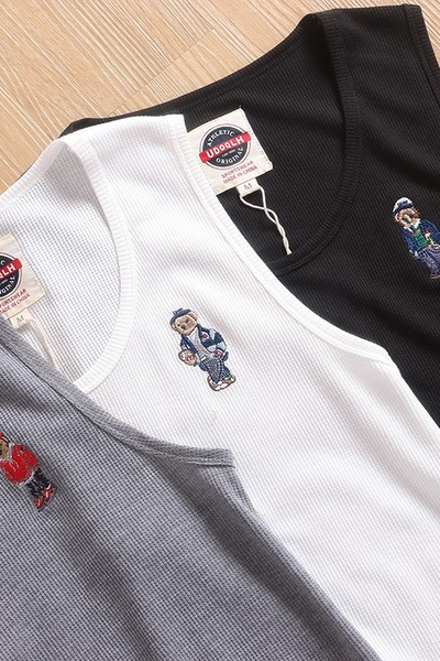 Férfi felső ovális nyakkivágással és mackóhímzéssel