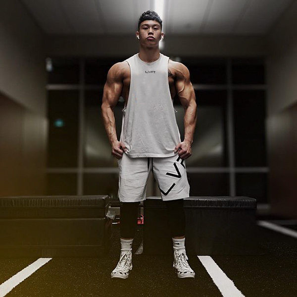 Ανδρική αμάνικη μπλούζα με οβάλ λαιμόκοψη και επιγραφή