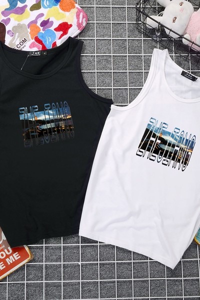 Férfi lezser felső, fekete-fehér feliratokkal