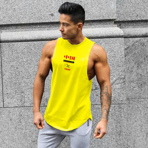 Alkalmi férfi felső felirattal és széles pántokkal