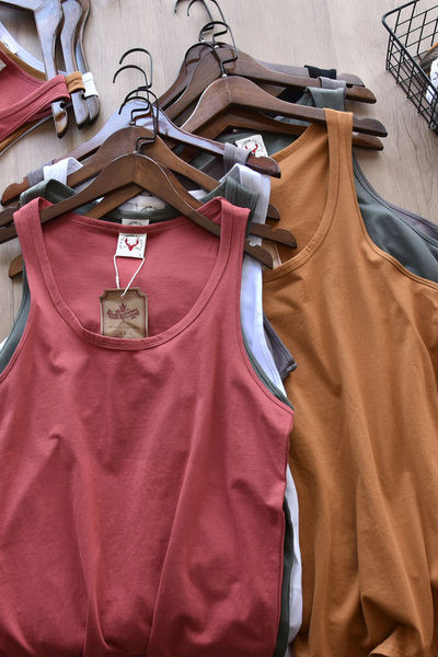 Sima modell férfi egyszínű modell vékony pántokkal