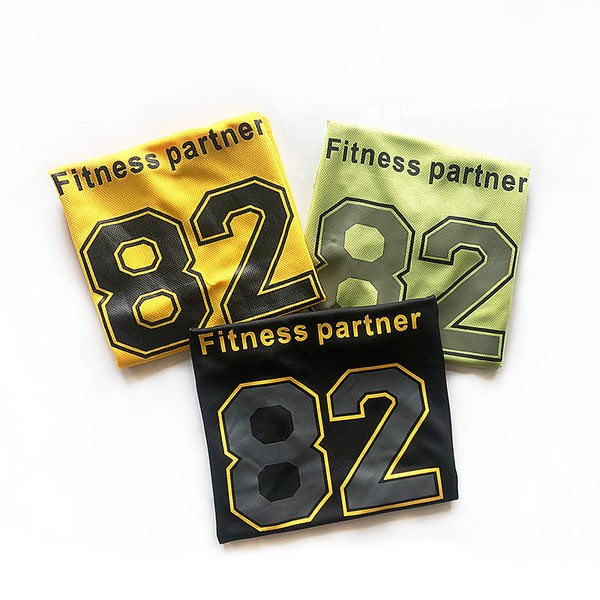 Ανδρική αθλητική αμάνικη μπλούζα με εκτύπωση και οβάλ λαιμόκοψη