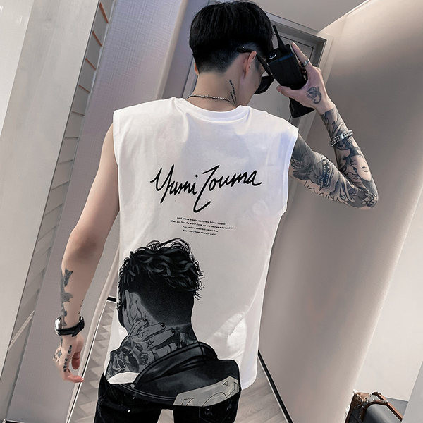 Moodne meeste topp, mille tagaküljel on trükitud