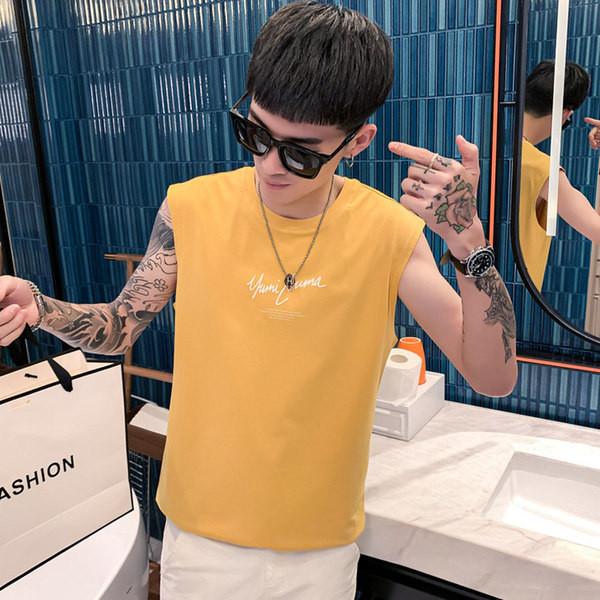 Moodne meeste topp, mille tagaküljel on trükitud