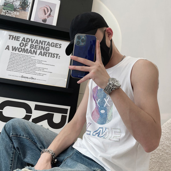 Καλοκαιρινή αμάνικη μπλούζα για άνδρες με λαμπερό αποτέλεσμα