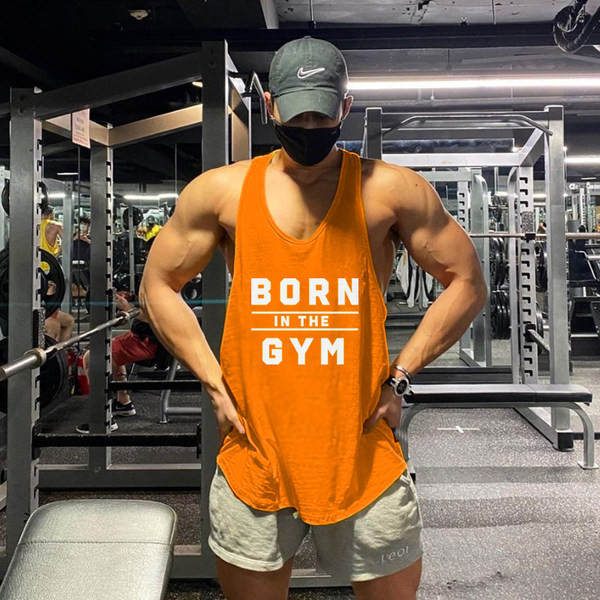 Férfi sport tank felső feliratokkal és vékony pántokkal