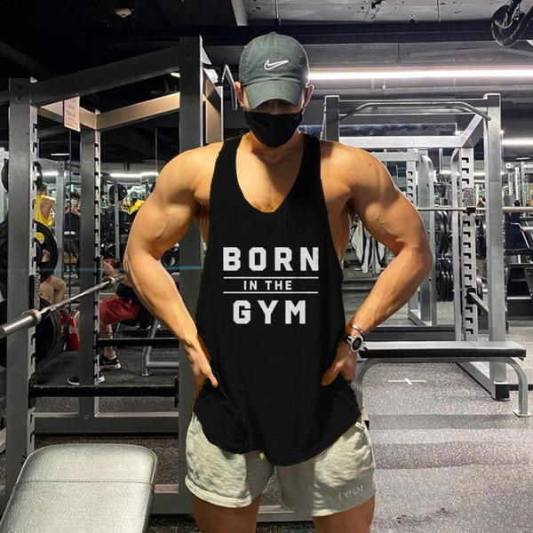 Férfi sport tank felső feliratokkal és vékony pántokkal
