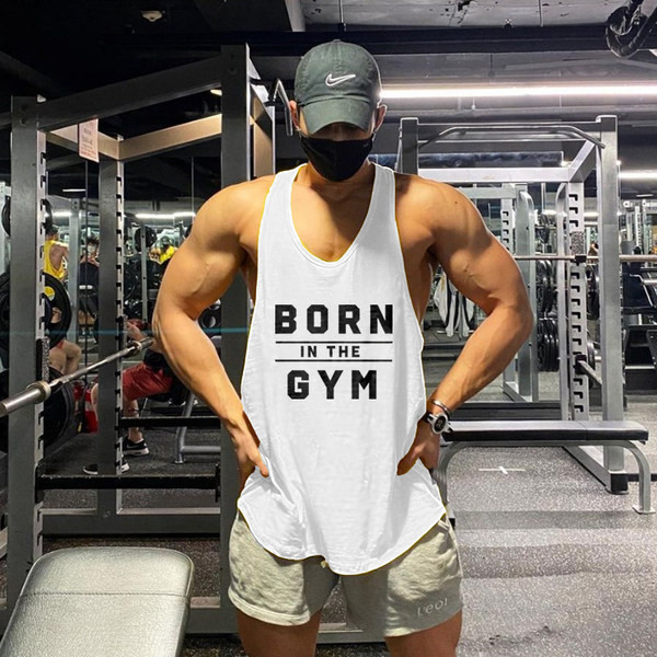 Férfi sport tank felső feliratokkal és vékony pántokkal