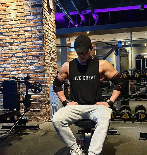 Ανδρική αθλητική αμάνικη μπλούζα με επιγραφή και στρογγυλή λαιμόκοψη