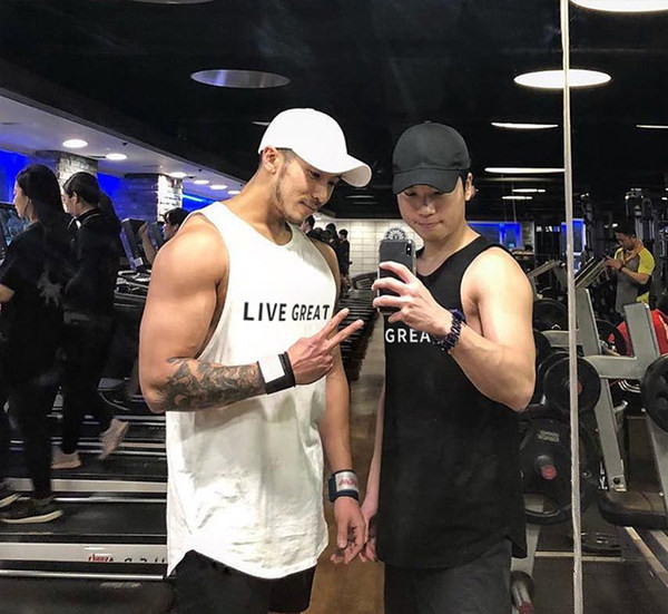 Ανδρική αθλητική αμάνικη μπλούζα με επιγραφή και στρογγυλή λαιμόκοψη