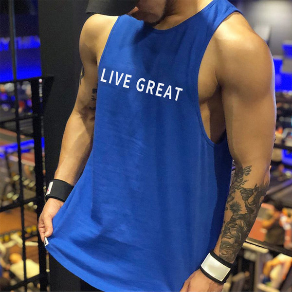 Ανδρική αθλητική αμάνικη μπλούζα με επιγραφή και στρογγυλή λαιμόκοψη