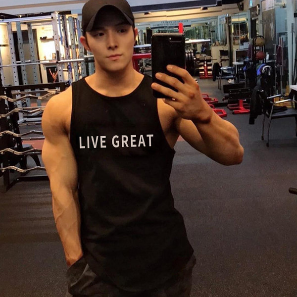 Ανδρική αθλητική αμάνικη μπλούζα με επιγραφή και στρογγυλή λαιμόκοψη