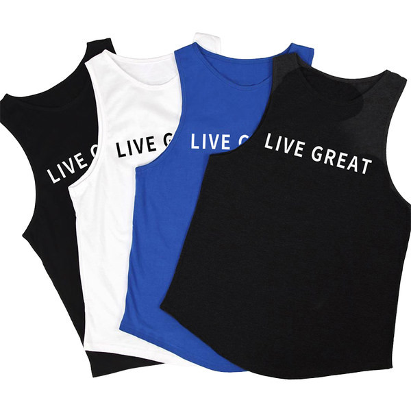 Ανδρική αθλητική αμάνικη μπλούζα με επιγραφή και στρογγυλή λαιμόκοψη