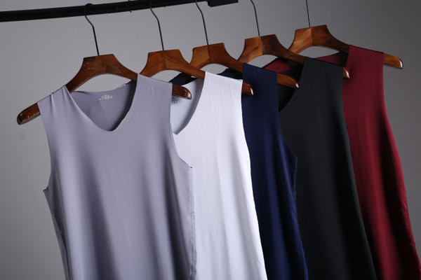 Μονόχρωμη ανδρική αμάνικη μπλούζα με ντεκολτέ με spitz