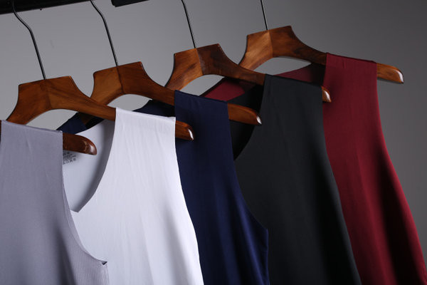 Μονόχρωμη ανδρική αμάνικη μπλούζα με ντεκολτέ με spitz