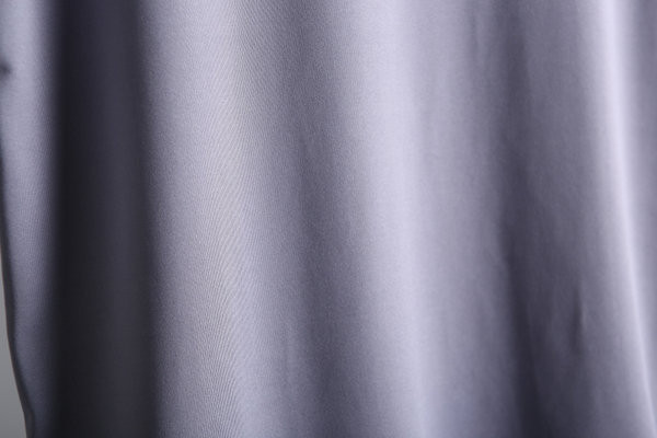 Μονόχρωμη ανδρική αμάνικη μπλούζα με ντεκολτέ με spitz