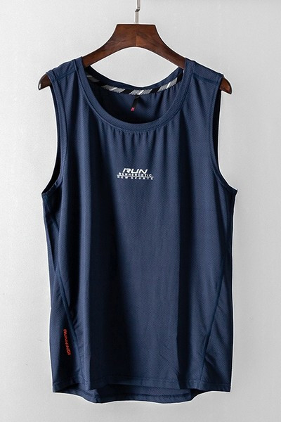 Sporta-gadījuma vīriešu topa ar uzrakstu