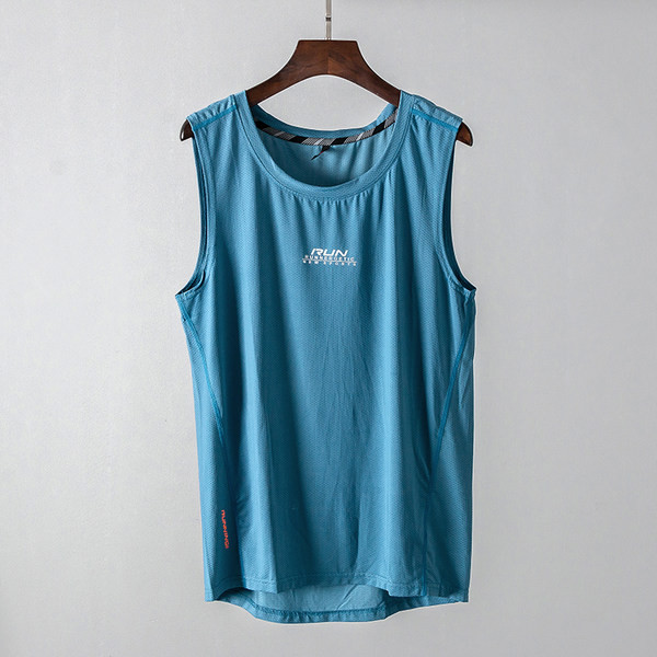 Sporta-gadījuma vīriešu topa ar uzrakstu