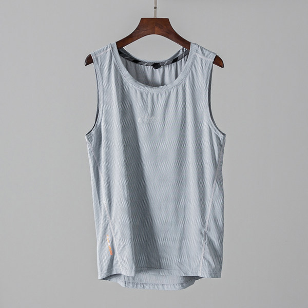 Sporta-gadījuma vīriešu topa ar uzrakstu