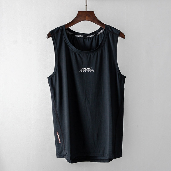 Sporta-gadījuma vīriešu topa ar uzrakstu