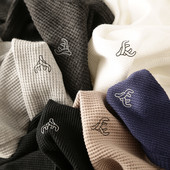 Casual ανδρική μπλούζα με οβάλ λαιμόκοψη και απλικέ