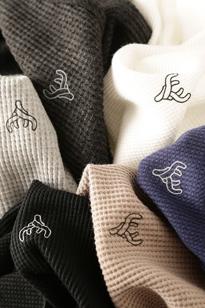 Casual ανδρική μπλούζα με οβάλ λαιμόκοψη και απλικέ