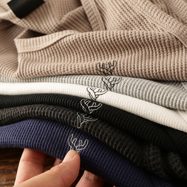 Casual ανδρική μπλούζα με οβάλ λαιμόκοψη και απλικέ