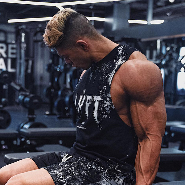 Ανδρική αθλητική αμάνικη μπλούζα με εκτύπωση και στρογγυλή λαιμόκοψη