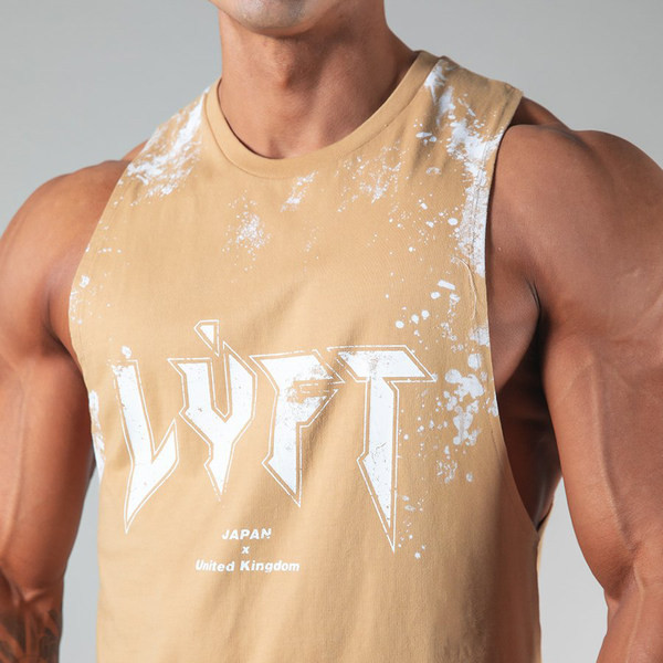 Ανδρική αθλητική αμάνικη μπλούζα με εκτύπωση και στρογγυλή λαιμόκοψη