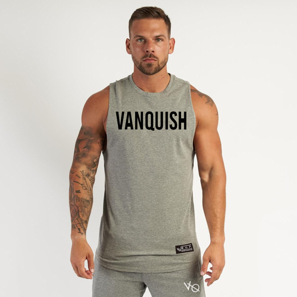 Férfi felső felirattal és kerek nyakkivágással