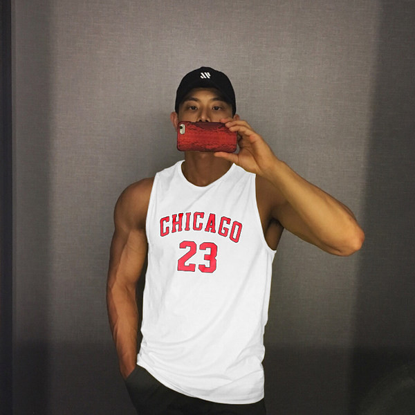 Meeste vabaaja topp kirjade ja ovaalse kaelusega – mitut värvi