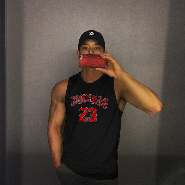 Meeste vabaaja topp kirjade ja ovaalse kaelusega – mitut värvi