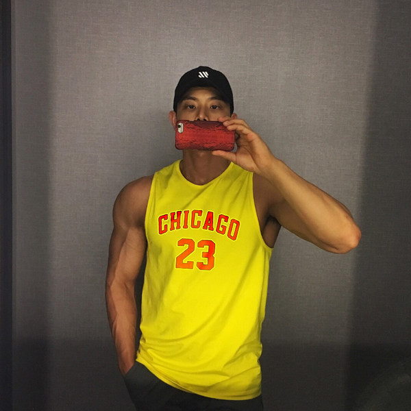 Meeste vabaaja topp kirjade ja ovaalse kaelusega – mitut värvi