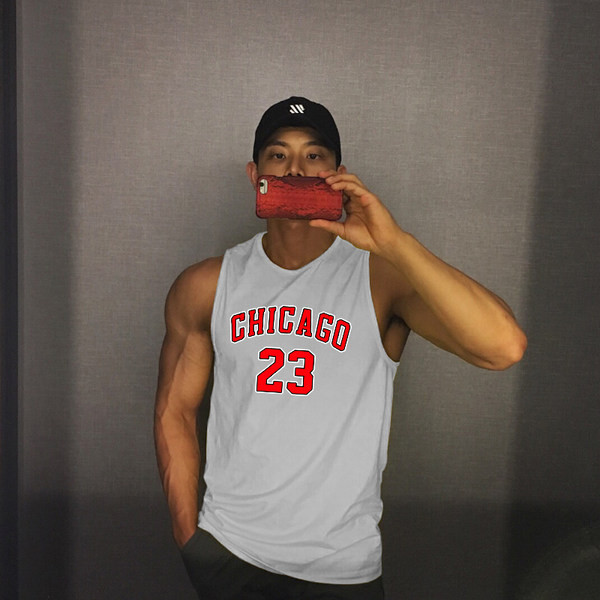 Meeste vabaaja topp kirjade ja ovaalse kaelusega – mitut värvi