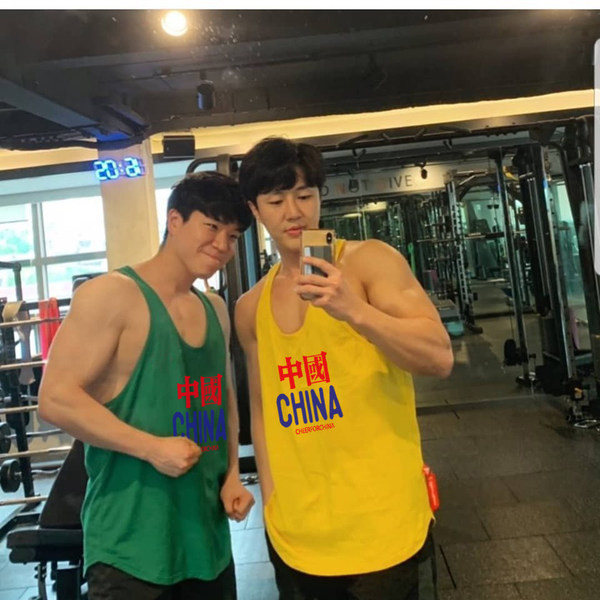 Ανδρική αμάνικη μπλούζα  με μοντέλο σε επιγραφή