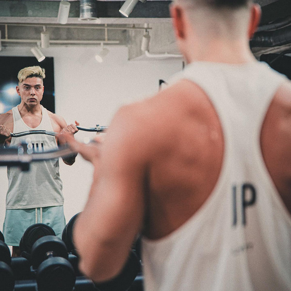 Ανδρική αμάνικη μπλούζα με λαιμόκοψη σε διάφορα χρώματα