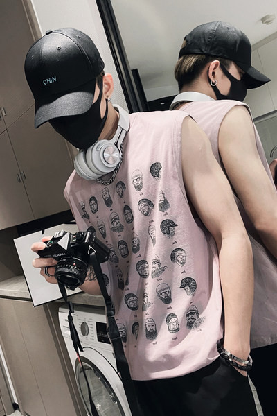 Μοντέρνο καλοκαιρινό αμάνικο με εκτύπωση