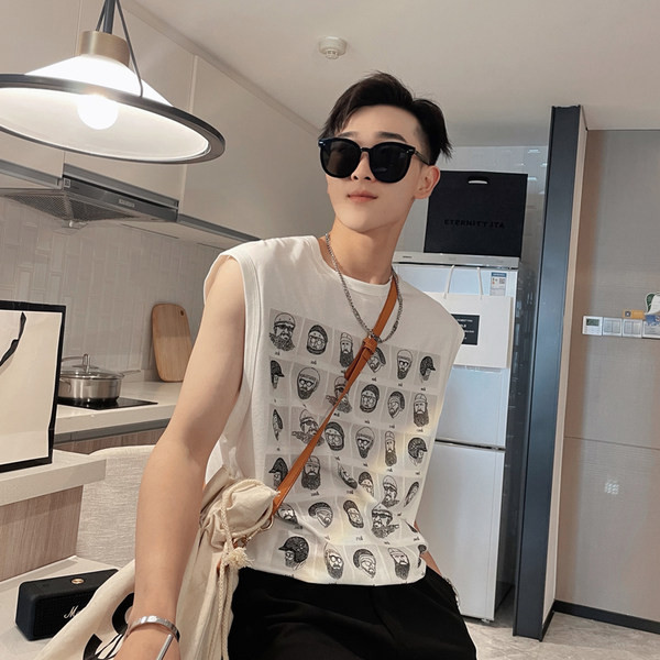 Μοντέρνο καλοκαιρινό αμάνικο με εκτύπωση