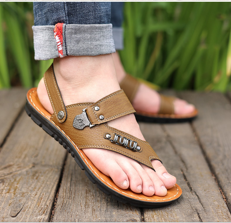 Férfi alkalmi szandál műbőrből, fém elemekkel