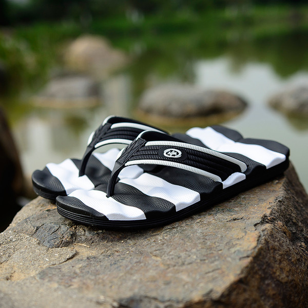 Férfi alkalmi papucs a lábujjak között emblémával