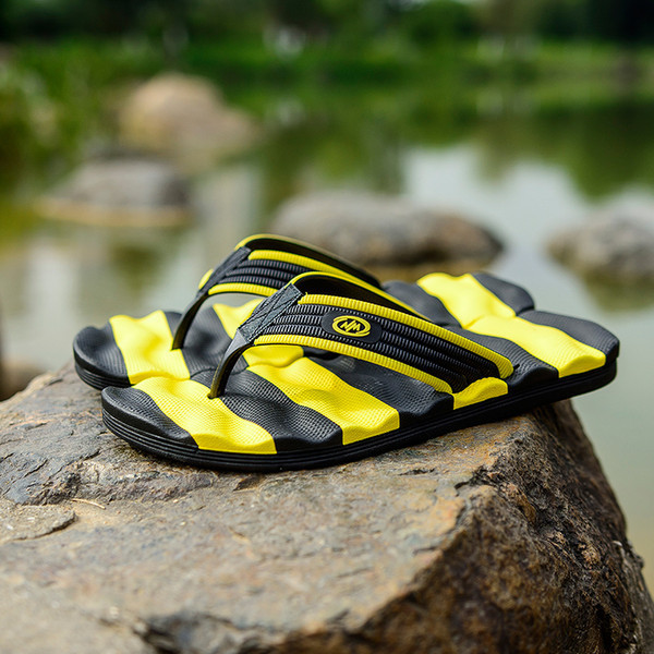 Férfi alkalmi papucs a lábujjak között emblémával