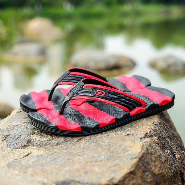 Férfi alkalmi papucs a lábujjak között emblémával