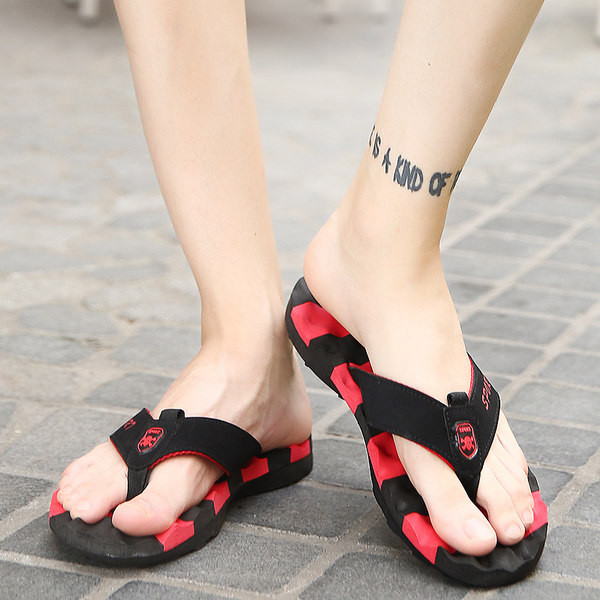 Νέο μοντέλο ανδρικές παντόφλες  ανάμεσα στα δάχτυλα με μια επιγραφή