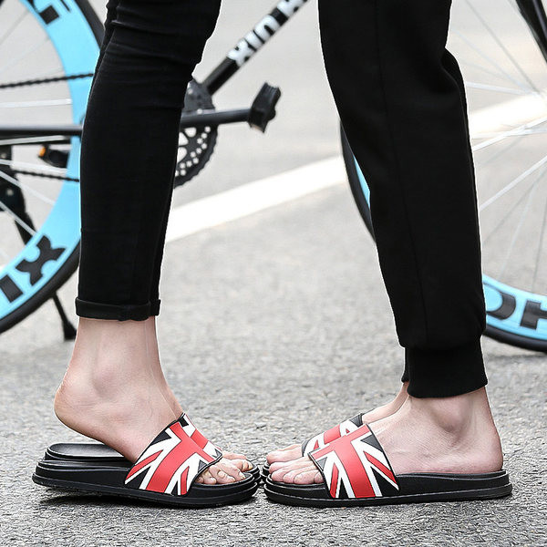 Műbőrből készült, lapos talpú férfi papucs új modellje