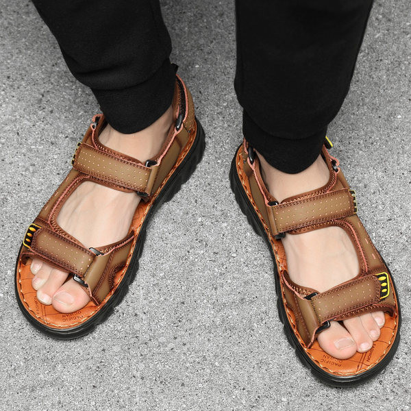 Ανδρικά φλατ σανδάλια και στερέωση βελκρό