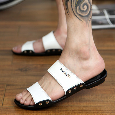 Alkalmi férfi papucs bőr pánttal és felirattal