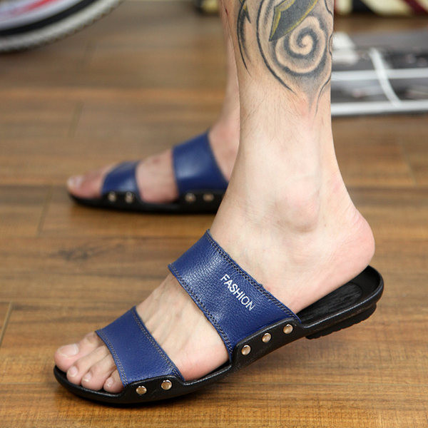 Alkalmi férfi papucs bőr pánttal és felirattal