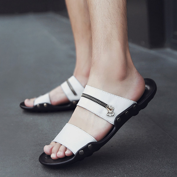 Alkalmi férfi papucs bőr pánttal és felirattal